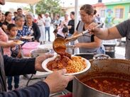 El menú tradicional está compuesto por asado de puerco en adobo rojo cocinado en cazo de cobre o leña, acompañado por siete sopas secas