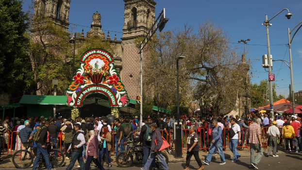 Miles de feligreses se toman cita en la Iglesia de San Hipólito en Ciudad de México.