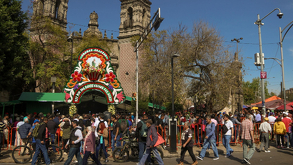 Miles de feligreses se toman cita en la Iglesia de San Hipólito en Ciudad de México.