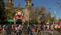Miles de feligreses se toman cita en la Iglesia de San Hipólito en Ciudad de México.