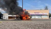 Normalistas queman camión y destrozan oficinas por plazas automáticas a egresados en Morelia.