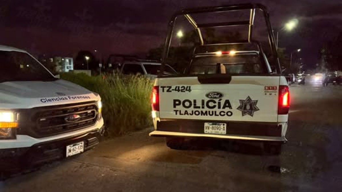 Oficiales de la Policía de Tlajomulco acudieron al sitio tras los reportes a las líneas de emergencia