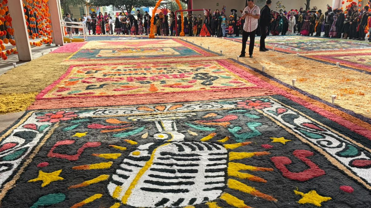 Con ofrendas, papel picado y lápidas simbólicas, una escuela de la colonia El Jaral recuerda a sus seres queridos y rinde tributo a Juan Gabriel.