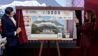 Olivia Salomón, titular de la Lotería Nacional, presentó el billete conmemorativo durante la conferencia mañanera del Gobierno de Puebla | Anel Esgua