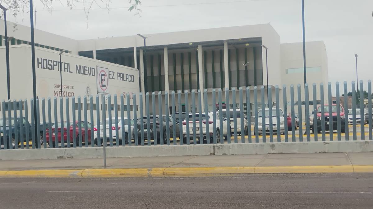 El percance ocurrió cuando el joven, quien presuntamente conducía a exceso de velocidad, perdió el control del vehículo e impactó contra un poste.