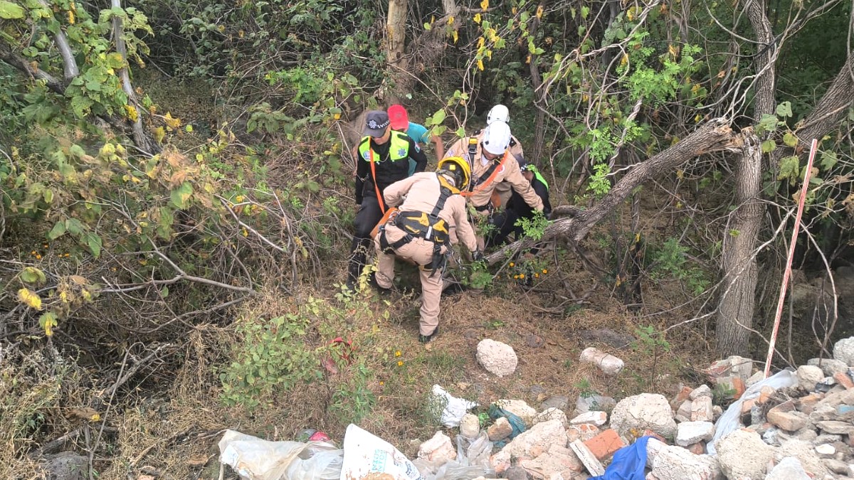 Protección Civil y Bomberos de Tonalá utilizó maniobras especiales debido a las condiciones de la barranca | Comisaría de Tonalá