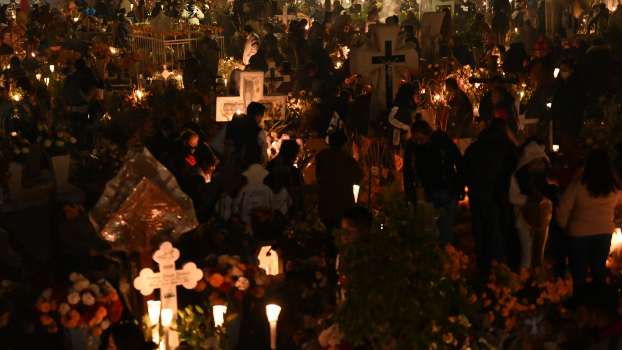 No te puedes perder la tradicional alumbrada en el panteón de San Andrés Mixquic, en la alcaldía Tláhuac.