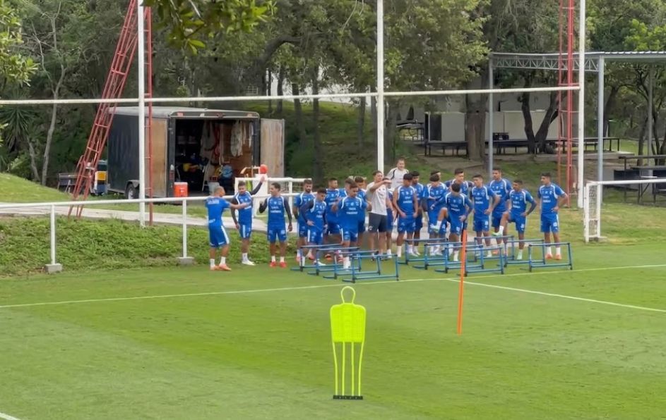 El resto del plantel entrenó con normalidad bajo las órdenes del cuerpo técnico mientras esperan la evolución física del extremo albiazul.