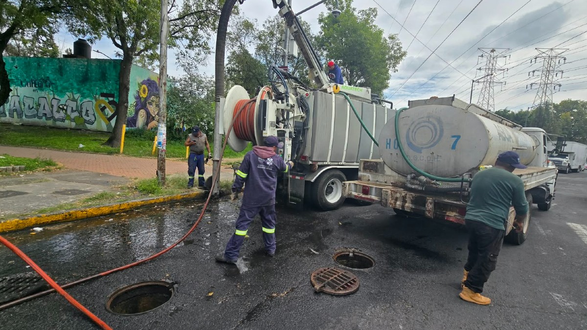 Segiagua realizó trabajos de desazolve y limpieza de la red pluvial en Ciudad de México. / @SEGIAGUA