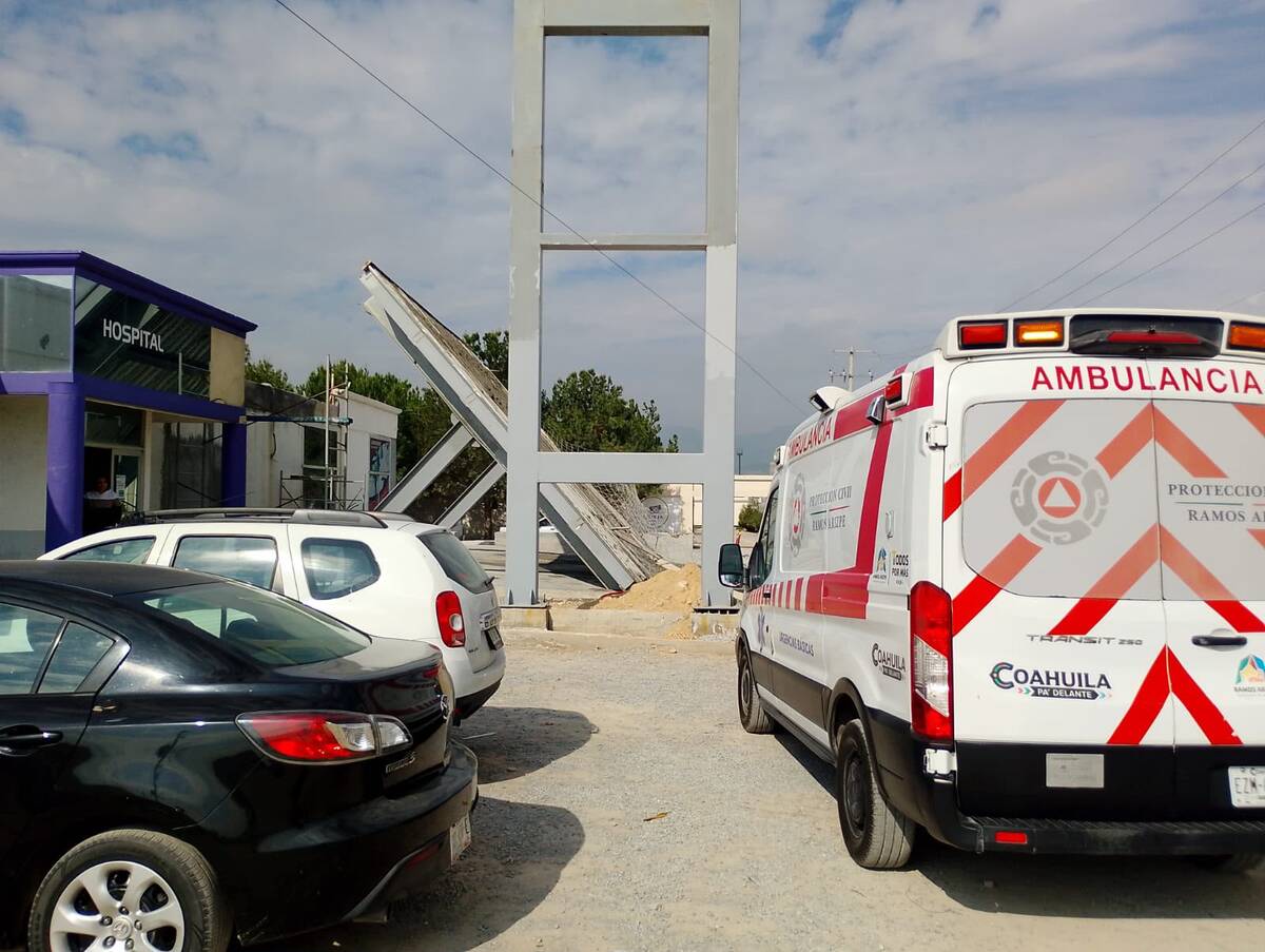 Los socorristas atendieron al lesionado antes de trasladarlo a un hospital privado al norte de Saltillo.