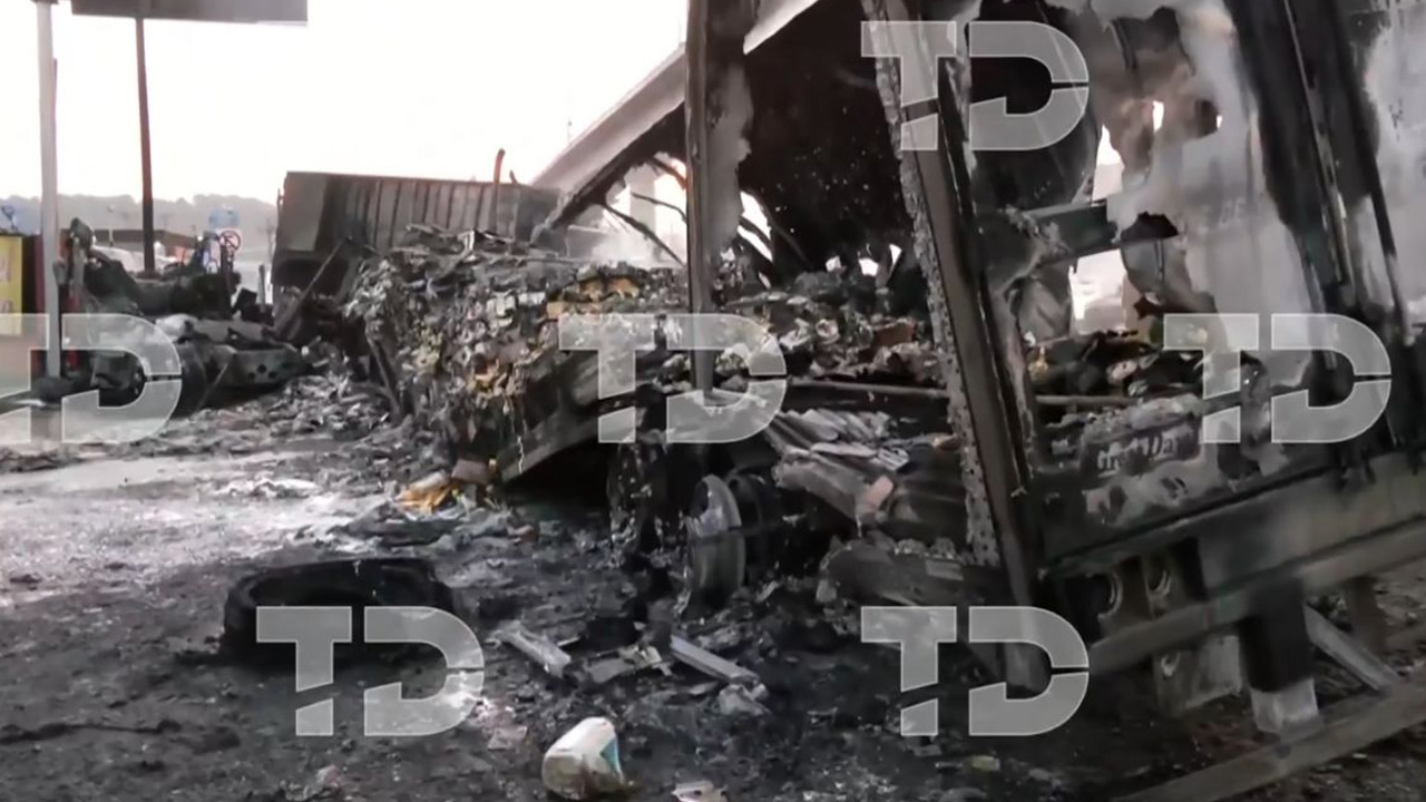 Tráiler se incendia tras chocar contra tres unidades en la México-Toluca durante bloqueo
