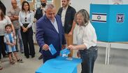 Votantes acuden a las urnas en Jerusalén durante una elección donde el peso de las minorías y los partidos árabes podría resultar decisivo.