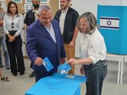 Votantes acuden a las urnas en Jerusalén durante una elección donde el peso de las minorías y los partidos árabes podría resultar decisivo.