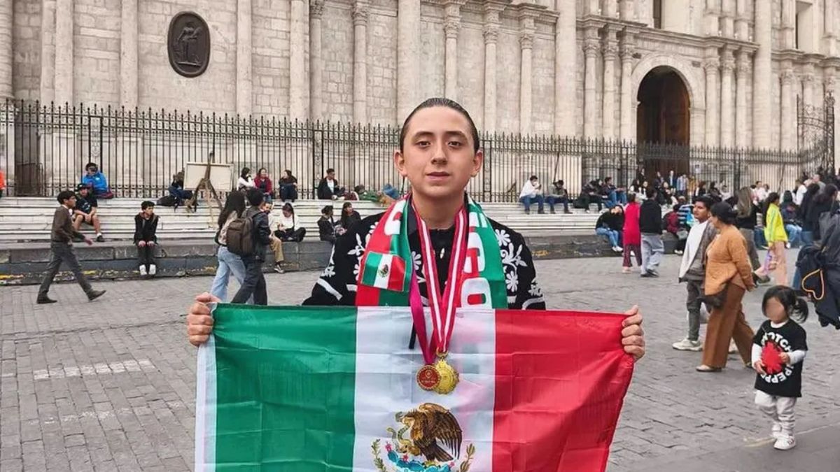 Abdiel Ocejo Lucio mostrando sus medallas.| Cortesía