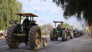 Agricultores tomaron sus tractores para bloquear distintos puntos carreteros de Guanajuato. Foto: Dany Béjar.