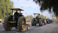Agricultores tomaron sus tractores para bloquear distintos puntos carreteros de Guanajuato. Foto: Dany Béjar.