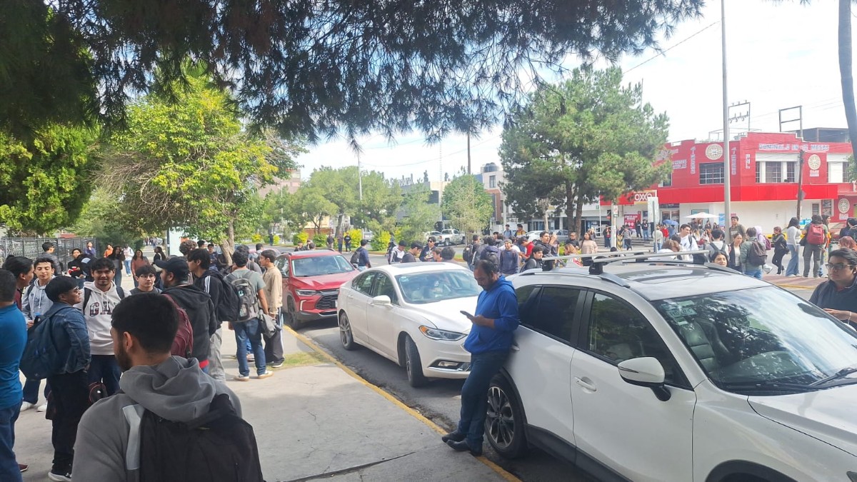 Alumnos reclaman mayores oportunidades de venta dentro del plantel para los alumnos frente a comerciantes externos.