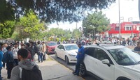 Alumnos reclaman mayores oportunidades de venta dentro del plantel para los alumnos frente a comerciantes externos.