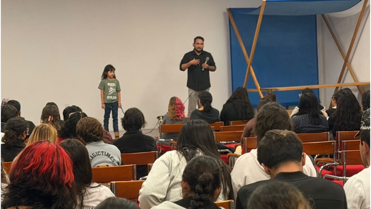 Amaris acompaña a su papá, Obrayams Ávila, compartiendo un mensaje de respeto y empatía.