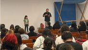 Amaris acompaña a su papá, Obrayams Ávila, compartiendo un mensaje de respeto y empatía.