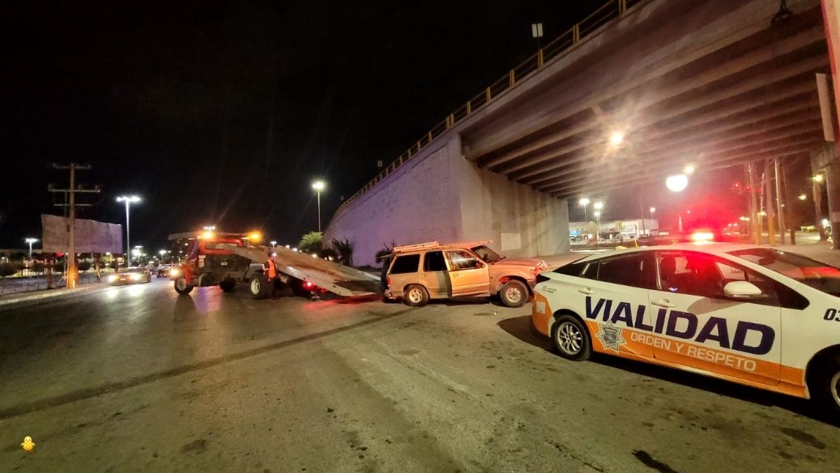 El automovilista que circulaba detrás no advirtió la unidad detenida e impactó de lleno contra la parte trasera.