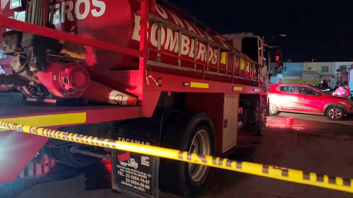 Bomberos de Tonalá acudieron para sofocar las llamas extendidas en las planta baja y segundo nivel de la vivienda