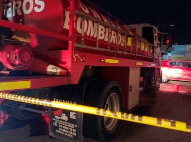 Bomberos de Tonalá acudieron para sofocar las llamas extendidas en las planta baja y segundo nivel de la vivienda