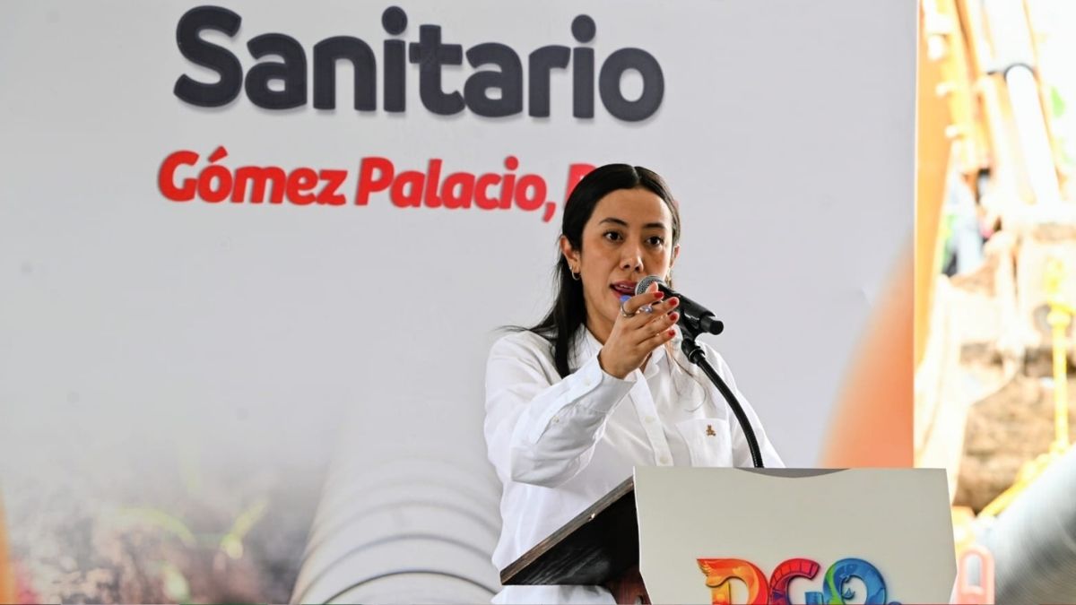 En la calle Rosal se sustituyen 600 metros de tubería de alta densidad, obra del subcolector que beneficiará a 1,500 habitantes de La Herradura.