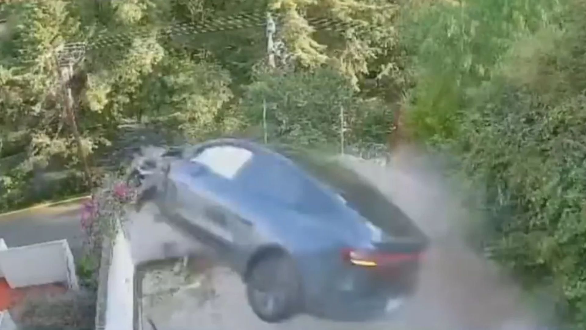 Cámaras de seguridad captan brutal accidente de Tesla a exceso de velocidad en Huixquilucan. TD Nocturno CdMx, 28 de octubre 2026