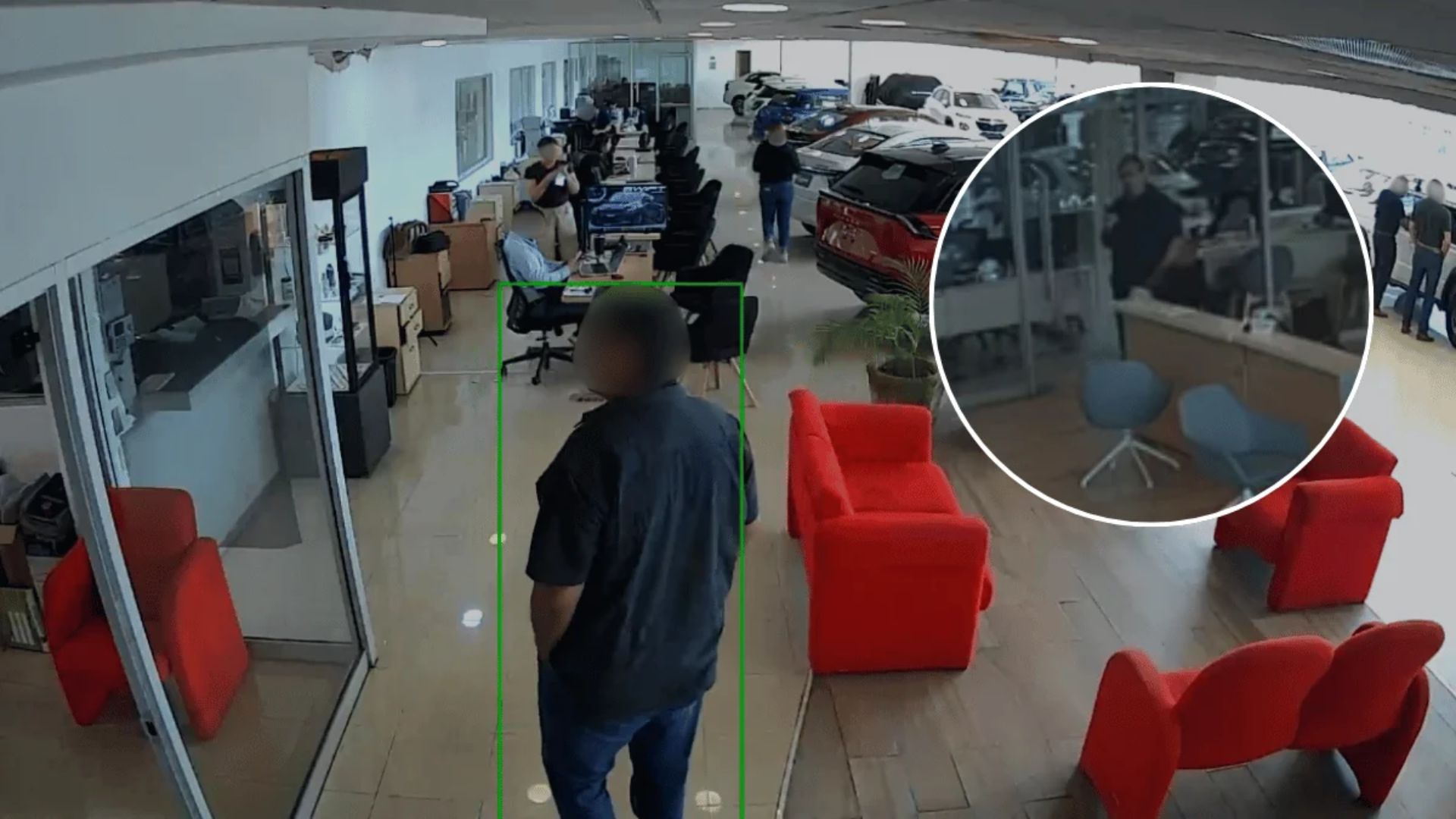 Captan a hombre robando laptops en dos agencias automotrices de San Nicolás
