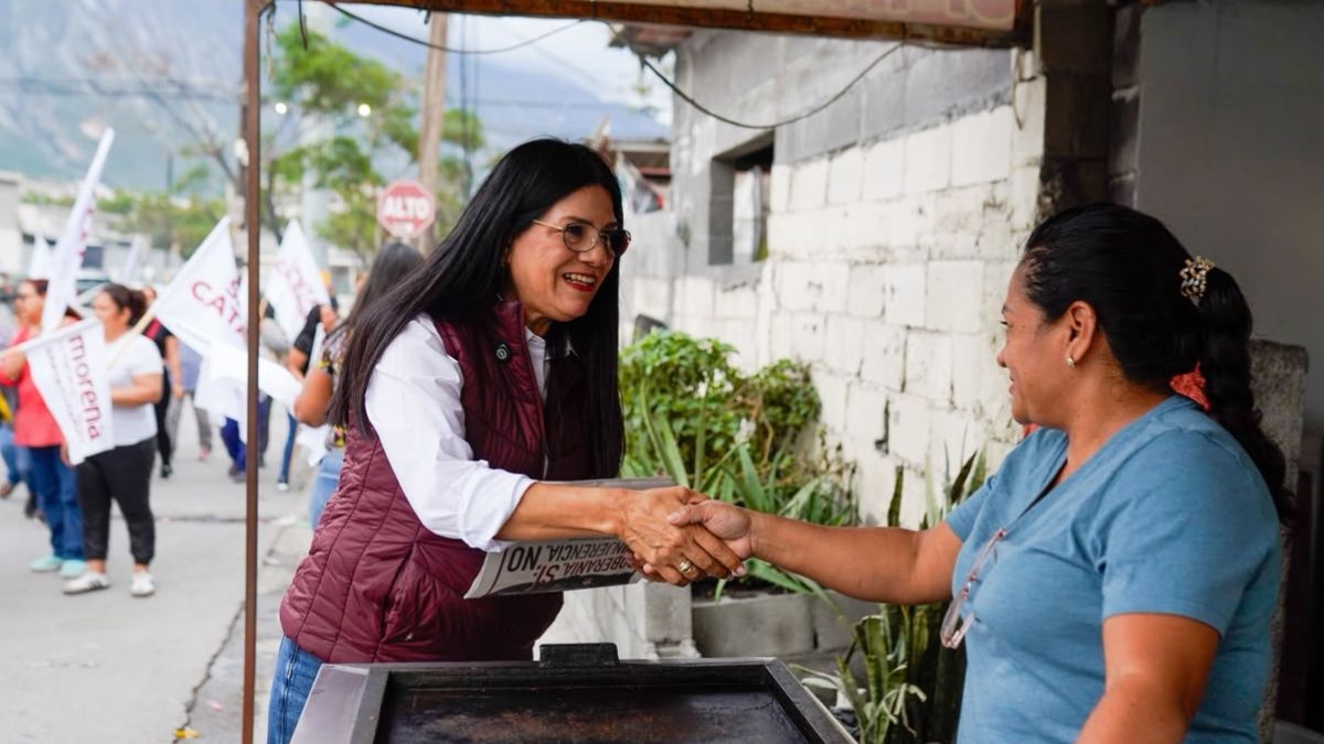 Claudia Garza, exaspirante del PT a la alcaldía de Santa Catarina, acompañó a Liz Galicia durante un recorrido para acercarse a militantes.