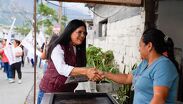 Claudia Garza, exaspirante del PT a la alcaldía de Santa Catarina, acompañó a Liz Galicia durante un recorrido para acercarse a militantes.