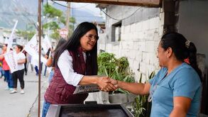 Claudia Garza, exaspirante del PT a la alcaldía de Santa Catarina, acompañó a Liz Galicia durante un recorrido para acercarse a militantes.