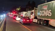 Los conductores y pasajeros esperaron a que la carretera a Chapala fuera liberada.