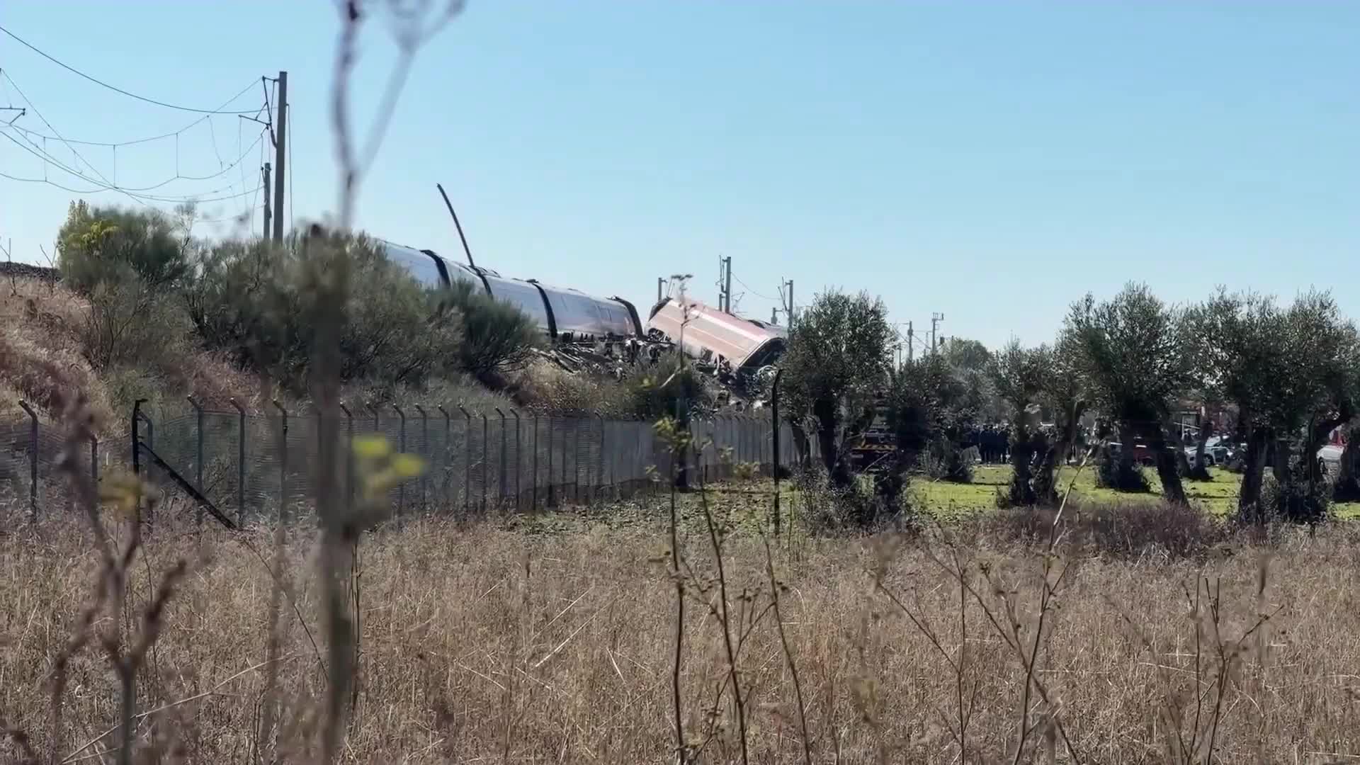 Decenas de muertos al colisionar trenes de alta velocidad en España