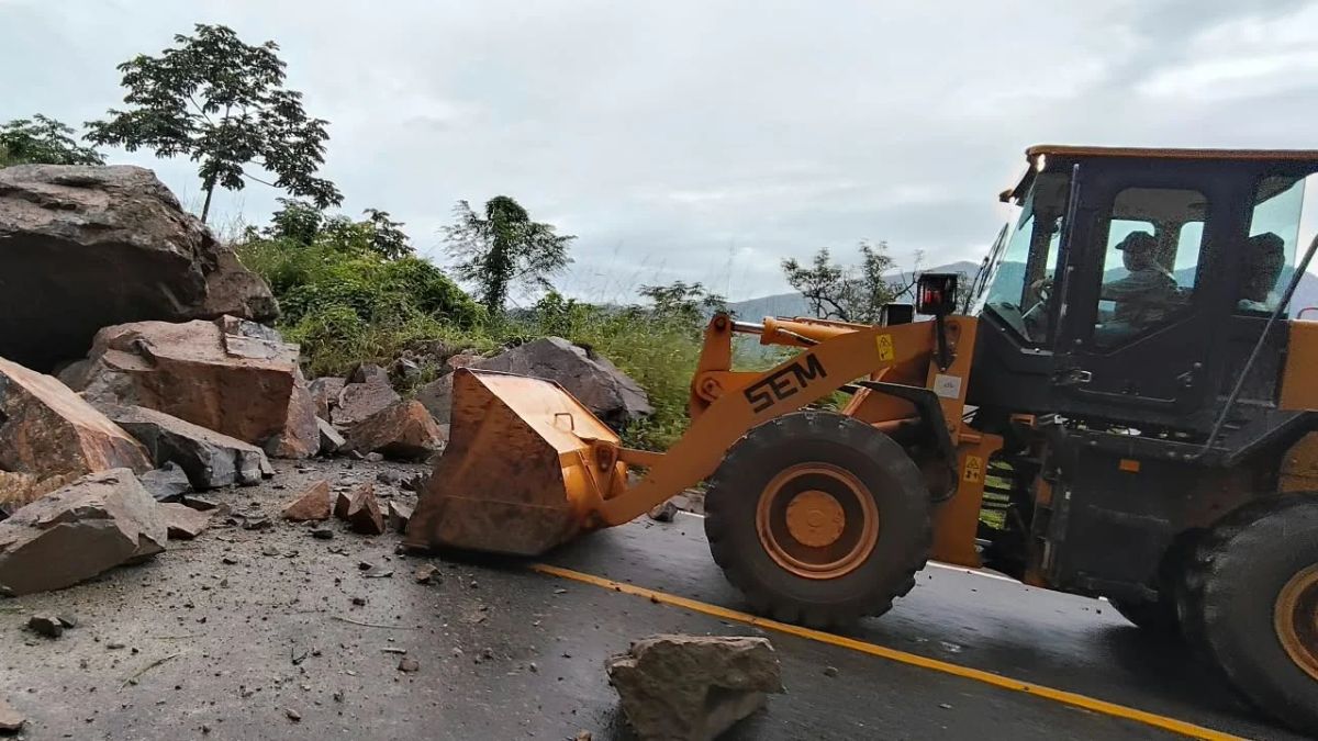 Derrumbe deja sin circulación carretera de Jalisco; maquinaria pesada trabaja para retirar escombros