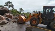 Derrumbe deja sin circulación carretera de Jalisco; maquinaria pesada trabaja para retirar escombros