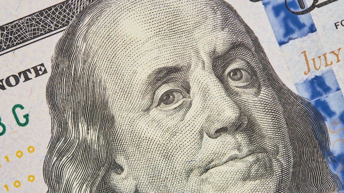 Dólar logra por mantenerse a la alza mientras peso mexicano trata de frenar caídas.