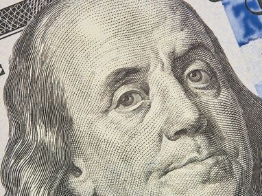 Dólar logra por mantenerse a la alza mientras peso mexicano trata de frenar caídas.