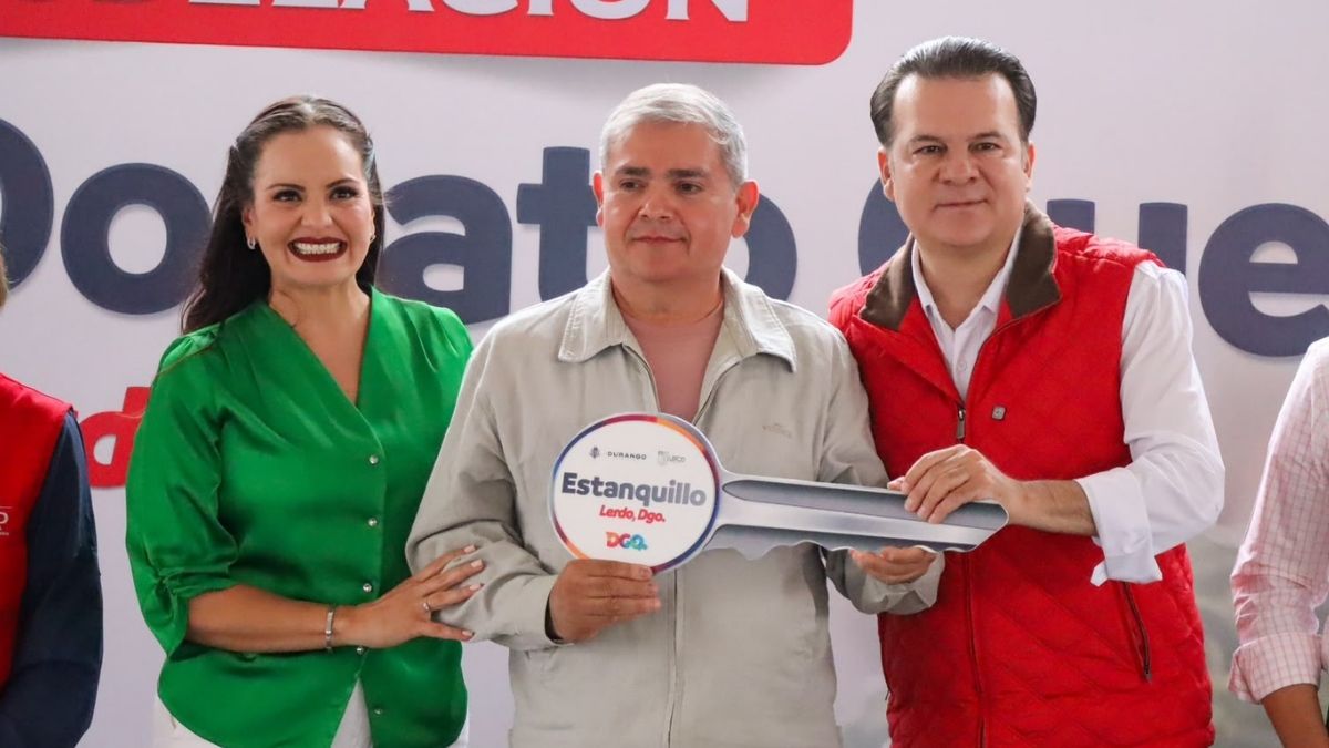 Entrega simbólica de llaves de un estanquillo renovado al comerciante José de Jesús Sánchez Martínez durante el arranque de obras en Lerdo.