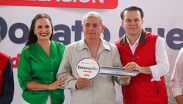 Entrega simbólica de llaves de un estanquillo renovado al comerciante José de Jesús Sánchez Martínez durante el arranque de obras en Lerdo.