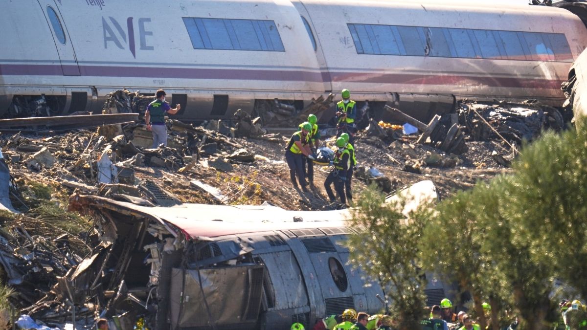 En este escenario, un convoy de la operadora Iryo quedó inmovilizado sobre la vía sin poder reanudar el avance por motivos que aún se investigan.