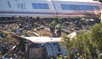 En este escenario, un convoy de la operadora Iryo quedó inmovilizado sobre la vía sin poder reanudar el avance por motivos que aún se investigan.