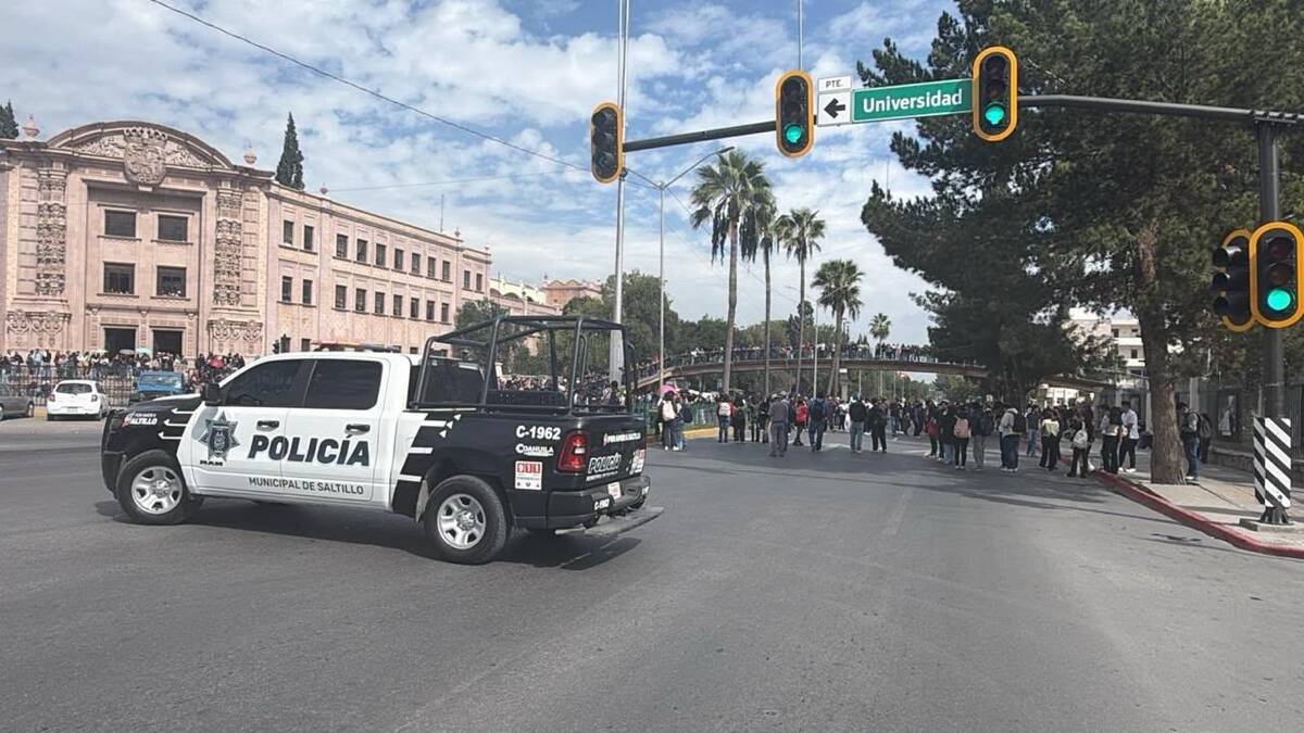 Los estudiantes acudieron con carteles para expresar sus demandas y solicitar atención a su pliego petitorio.