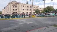 Los estudiantes acudieron con carteles para expresar sus demandas y solicitar atención a su pliego petitorio.
