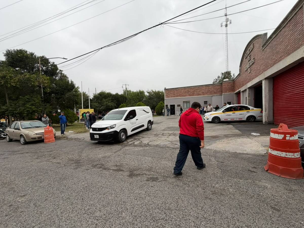 Familiares y compañeros del gremio de taxistas acudieron para acompañar a los seres queridos de Fernando Garza.
