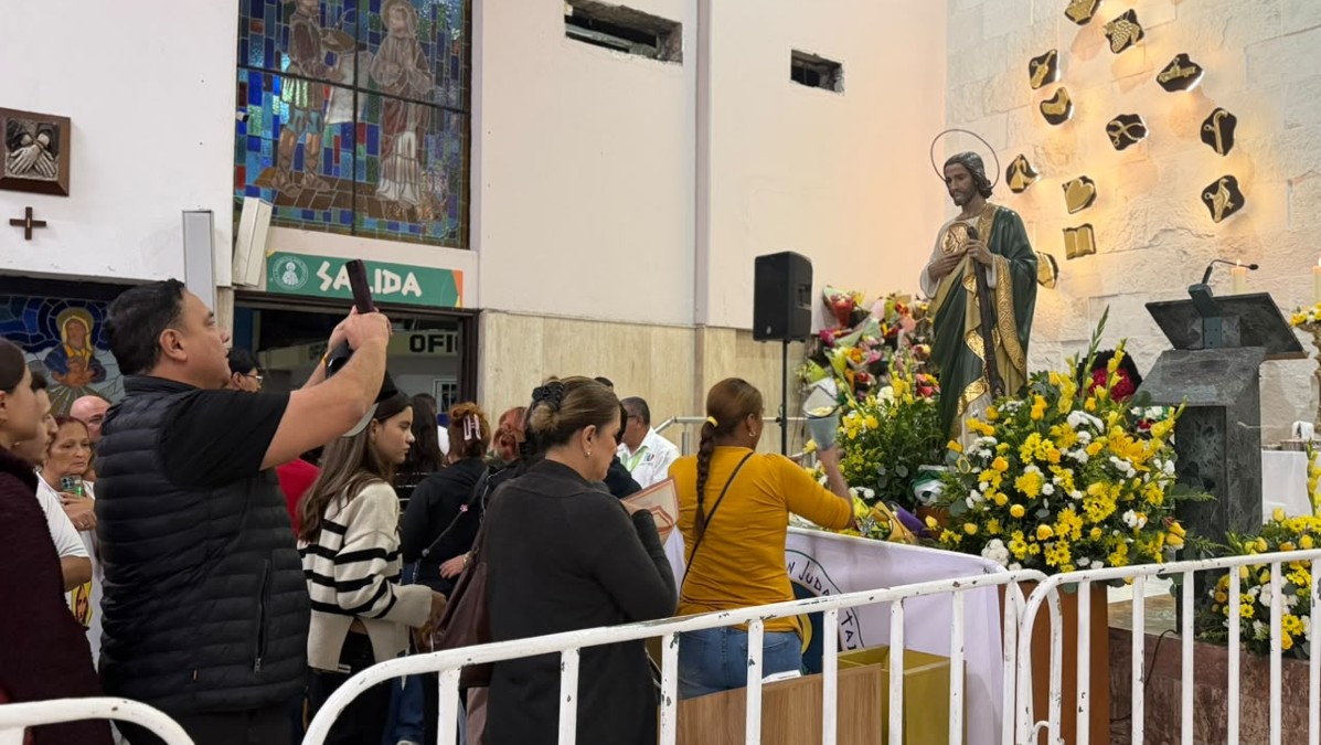 Los fieles entregaron ofrendas a San Judas Tadeo.