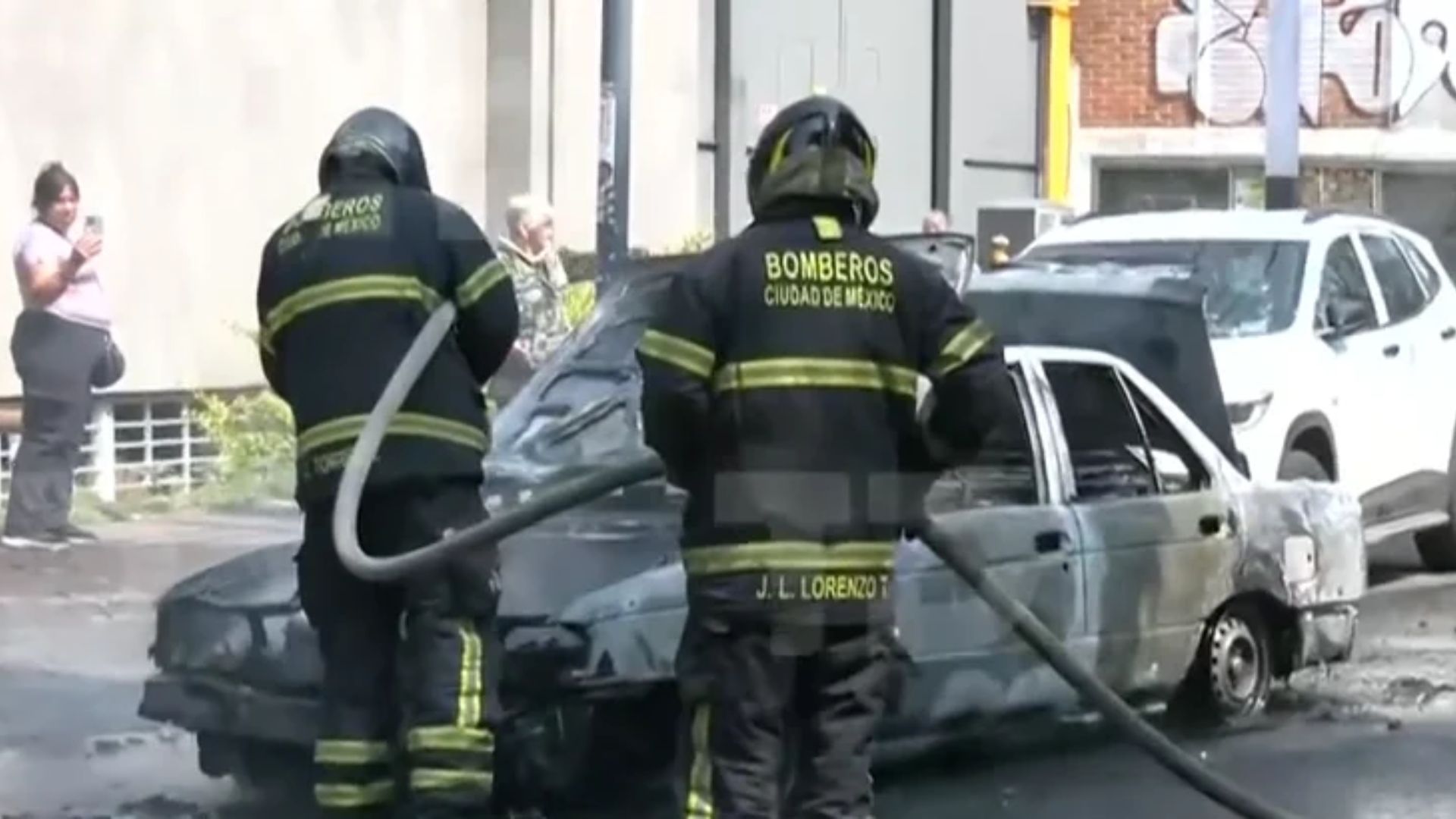 Incendio de vehículo moviliza a cuerpos de bomberos cerca de Eje Central en CdMx