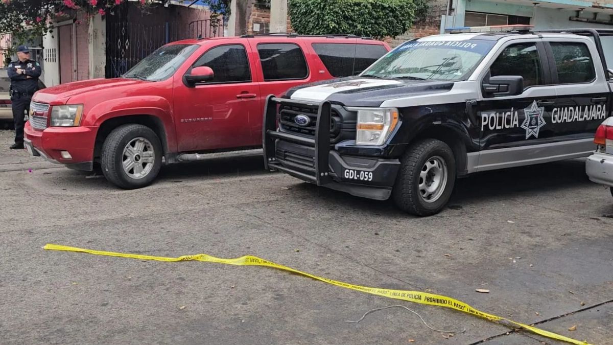 Policías de Guadalajara aseguran camioneta con medio kilo de sustancias ilícitas en la colonia Villa Guerrero.