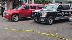 Policías de Guadalajara aseguran camioneta con medio kilo de sustancias ilícitas en la colonia Villa Guerrero.